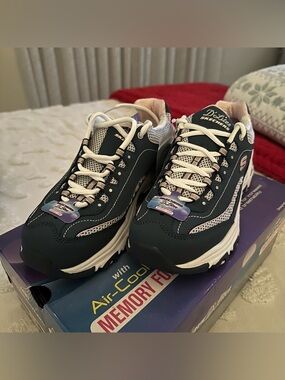 Skechers D’Lites Sneakers NEVER WORN